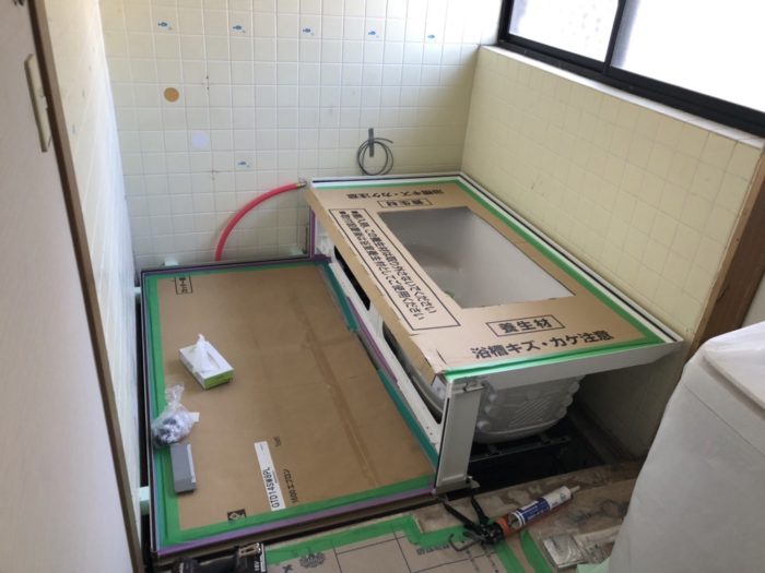 浴室リフォームを施工中です。