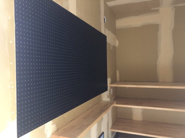 有孔ボード（パンチングボード）施工しております
