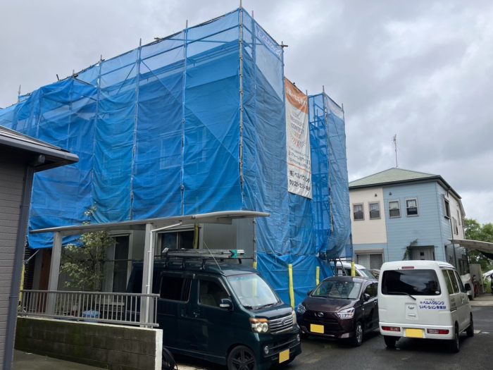 屋根外壁塗装工事中です