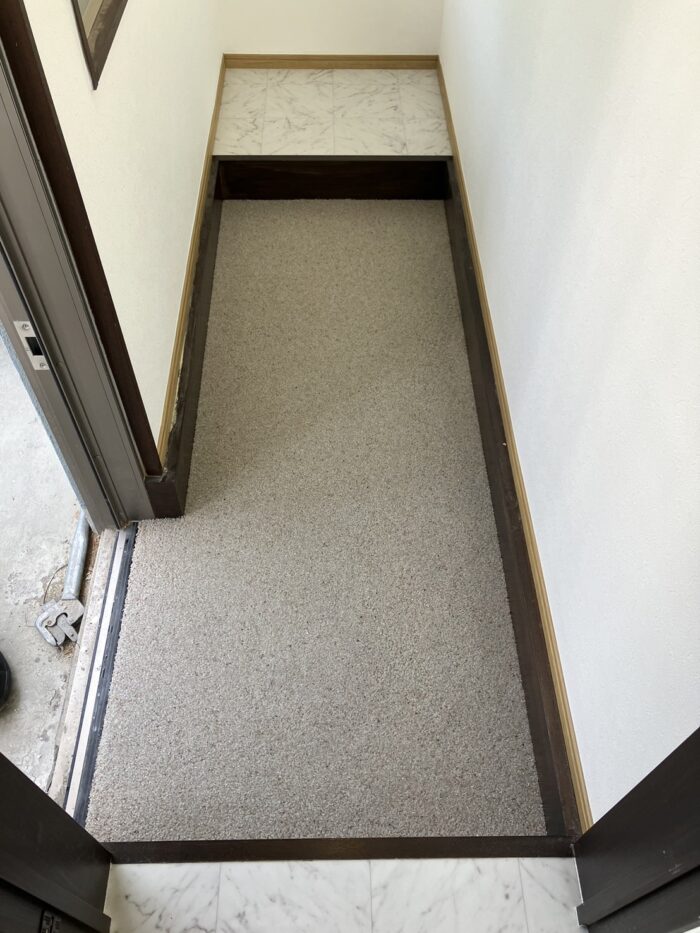 玄関土間の補修工事を行いました。
