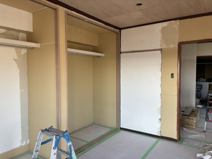 マンションの壁紙交換を進めていきます。