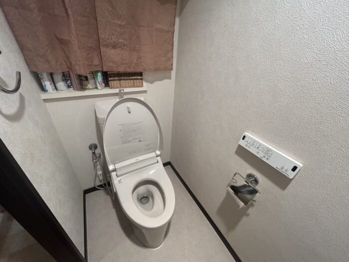 トイレ交換と床のクッションフロア貼り替え工事を行いました !
